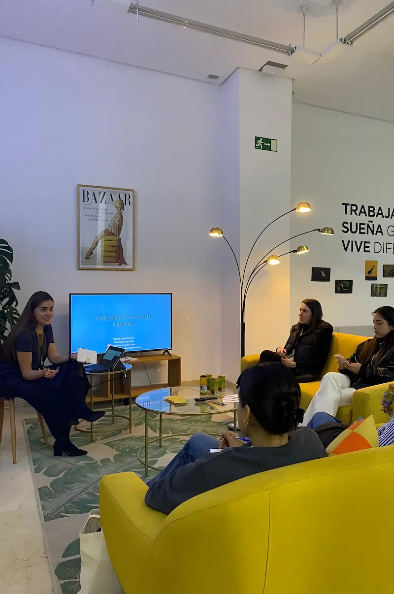 Claudia Pascual impartiendo un taller de psicología en Madrid