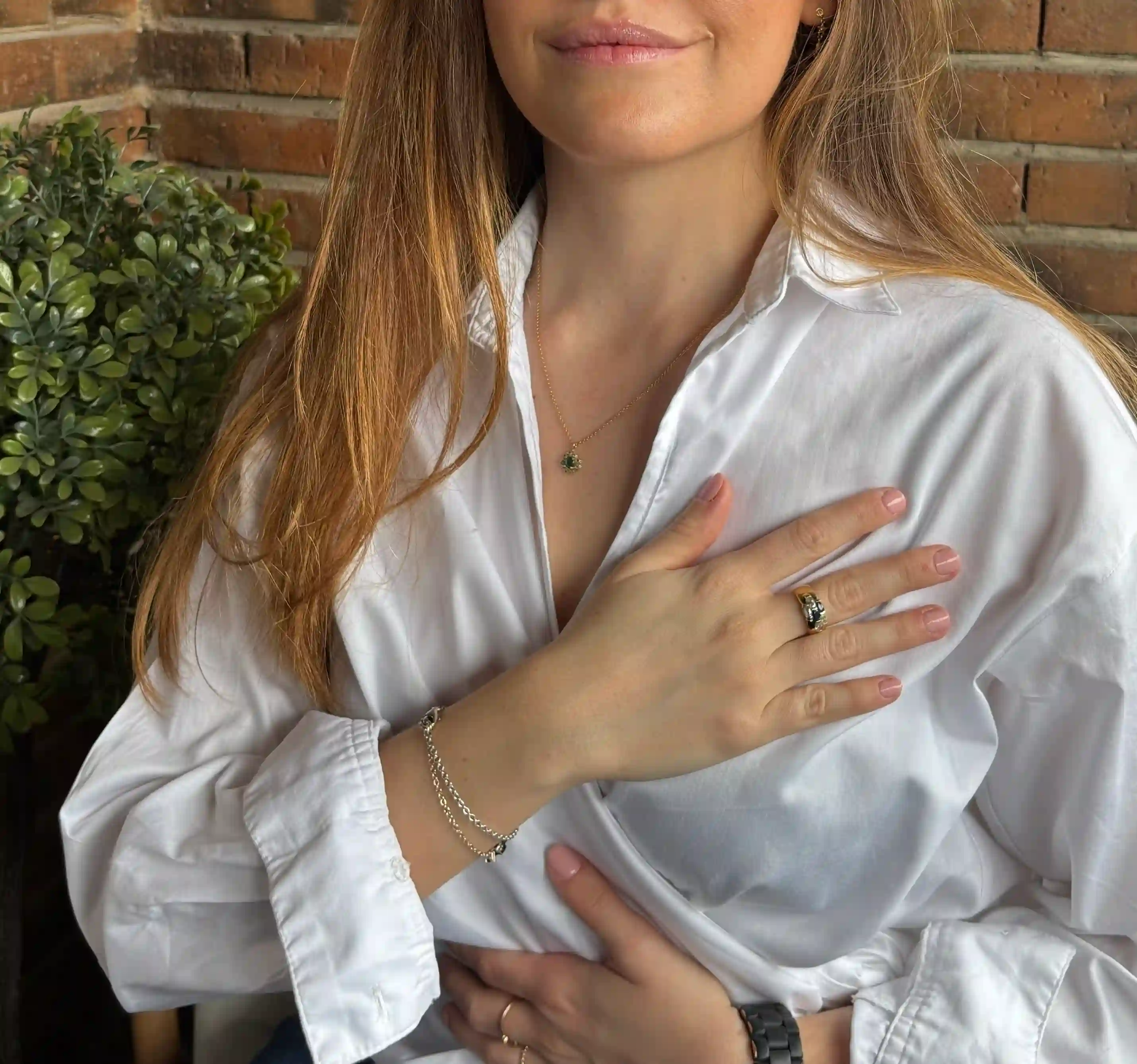 Claudia Pascual en actitud de escucha y conexión emocional